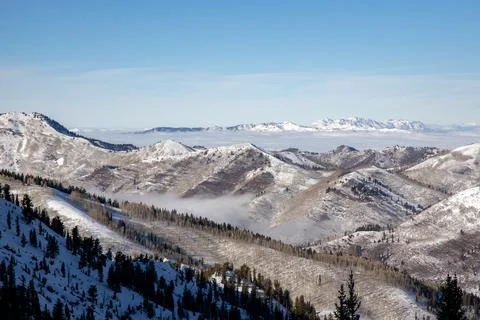 Cloud-covered snowy mountains spanning for miles Foto stock