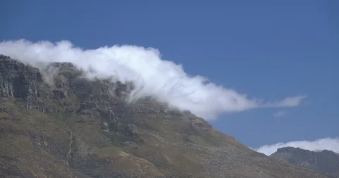 Cloud creeping over mountain edge with heat haze on slope Capetown time lapse Stock-Footage 104058885