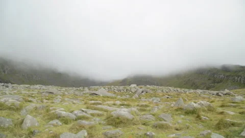 Cloud descends onto mountain plain Vidéo 141518632