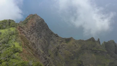 Cloud drifting over Na Pali Coast ridges in Kauai Vídeos de archivo 96047122