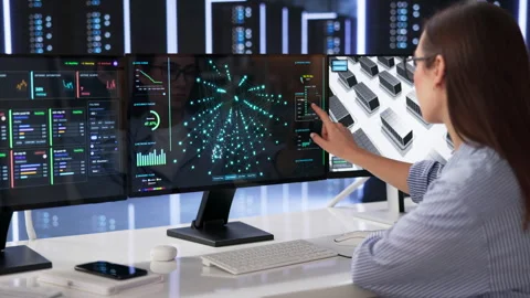 Cloud Engineer Carefully Monitors Servers Stockbeeldmateriaal 333842583