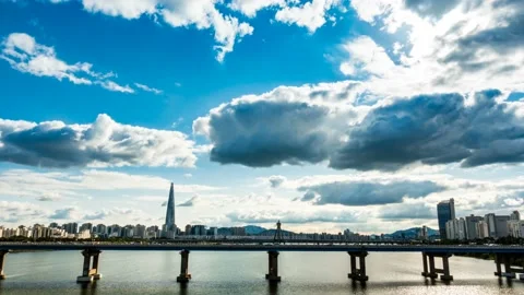A cloud flowing smoothly in the city center of Han River in Seoul. Video stock 145864205