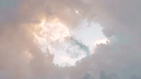 Cloud in the form of a heart opening sun beam 스톡 동영상 157816373