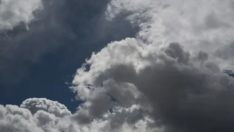 Cloud formation and movement in a blue sky time lapse Vidéo 110717287