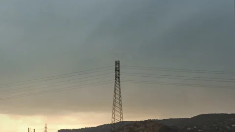 Cloud Formation Behind Transmission Tower Before The Storm - Time Lapse Vídeo Stock 146303315