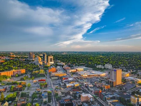 Cloud formation meets clear sky over city landscape Foto stock