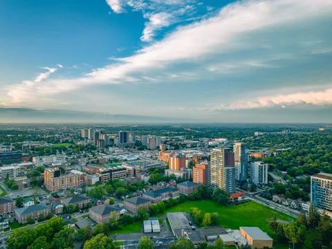 Cloud formation over city landscape Foto stock
