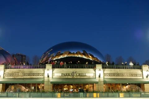 Cloud Gate and Chicago skyline in Millennium Park, Chicago, Illinois, USA Stock Photos