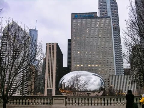 Cloud Gate (The Bean) Sculpture at the Millennium Park in Front of Chicago .. Stock Photos