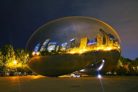 Cloud gate sculpture in millenium park Stock Photos
