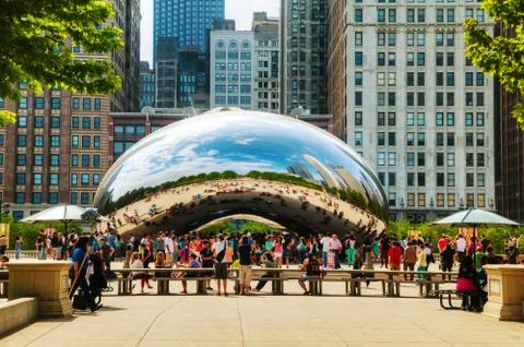 Cloud gate sculpture in millenium park Stock Photos
