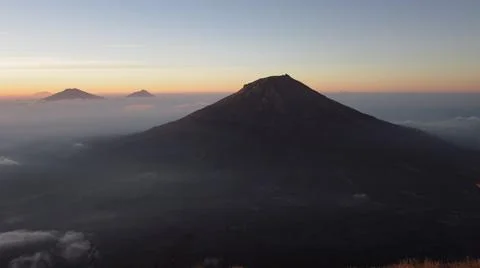 Cloud gathering on the mountain Foto stock