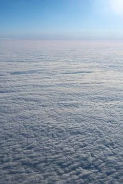 Cloud layer view from airplane window above horizon minimal sky background trave Fotos de archivo