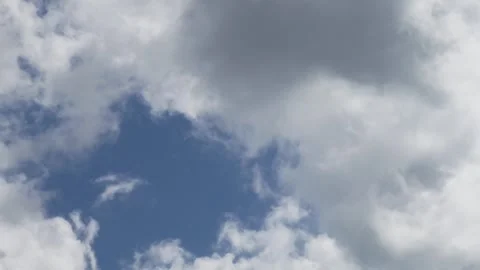 Cloud mass moving left across blue sky in time lapse. Video stock 337048155