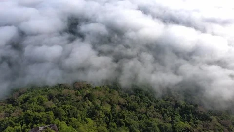 Cloud on the mountain 스톡 동영상 335574971