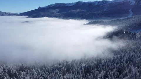 Cloud on moutains Video stock 261585068