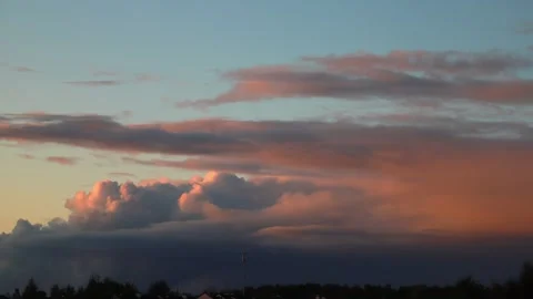 Cloud movement in timelapse over crones trees in the summer evening. Vídeos de archivo 257513147