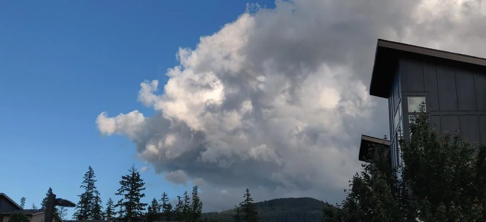 A cloud moving over the mountain Stock Photos