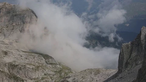 Cloud moving slowly in mountain cliff Stock-Footage 85460563