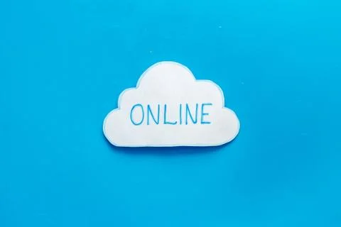 Cloud online networking concept. Paper bubble on blue workplace Foto stock