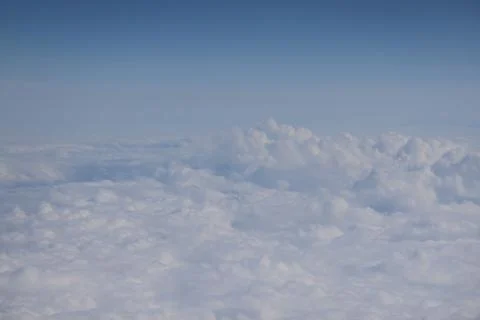 Cloud opening revealing mountain landscape below Foto stock