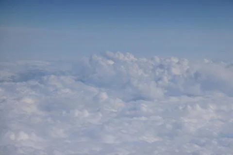 Cloud opening revealing mountain landscape below Foto stock
