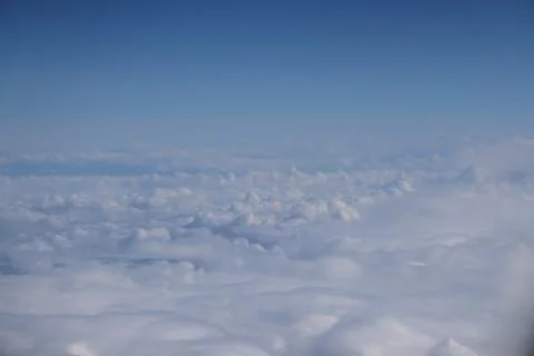 Cloud opening revealing mountain landscape below Foto stock