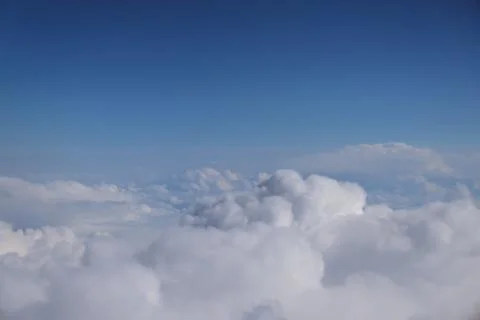 Cloud opening revealing mountain landscape below Foto stock