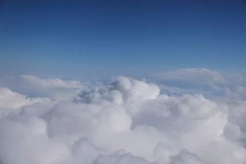 Cloud opening revealing mountain landscape below Foto stock