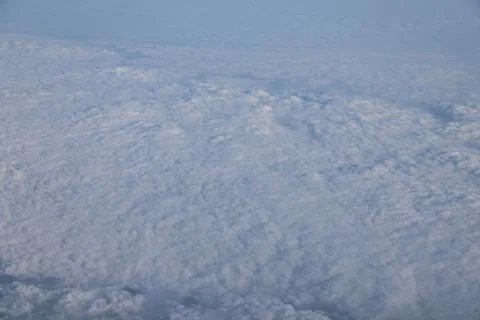 Cloud opening revealing mountain landscape below Foto stock