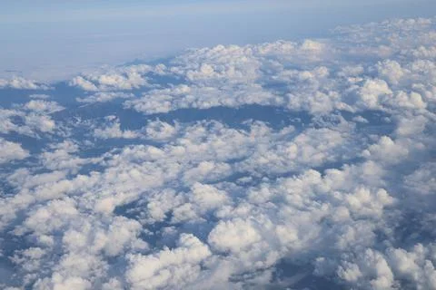 Cloud opening revealing mountain landscape below Foto stock