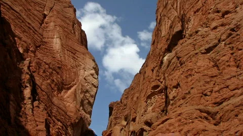 Cloud over desert gorge 库存影片 573874