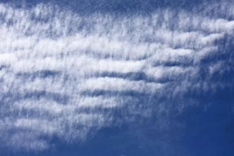 Cloud pattern of Altocumulus stratiformis in blue summer sky 스톡 사진