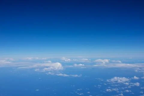 Cloud pattern between sea below and sky above Foto stock
