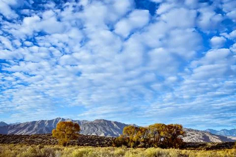Cloud pattern in blue sky in autumn mountain valley Foto stock