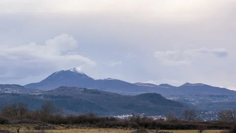 Cloud in Puy de Dôme et chaine des puys Stock Footage 149992457