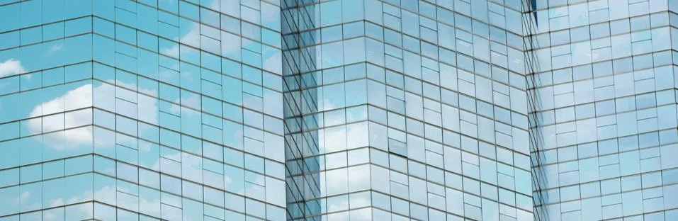 Cloud reflected in windows of modern office building. Stock-Fotos