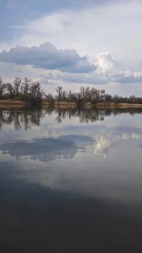 Cloud Reflections on a Calm Lake Landscape Stock-Fotos