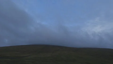 Cloud rolling over hill time lapse Video stock 140729310