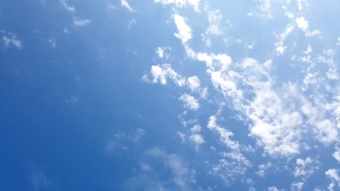 Cloud running across the blue sky. Time lapse clouds. Video stock 115267795