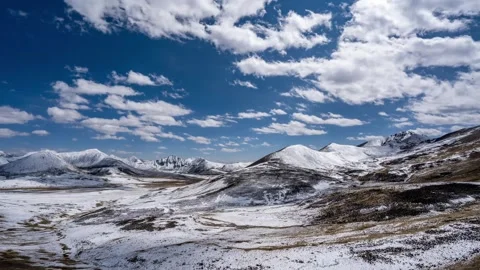 Cloud shadows over a broad brown Tibetan plateau Vidéo 345882665