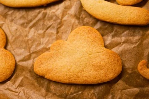 Cloud shaped Christmas cookie symbolizing online storage and digital holida.. Stockfoto's