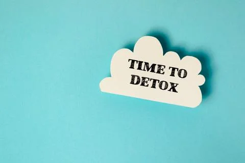 Cloud-shaped paper cutout with TIME TO DETOX on a blue background Stock Photos