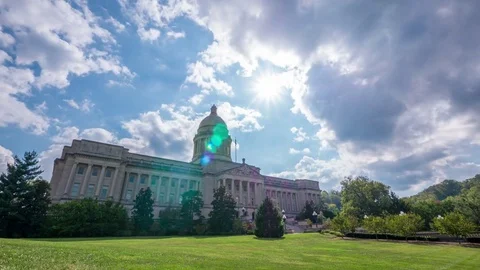 Cloud Time Lapse of Frankfort Kentucky Capital Building Vidéo 77690464