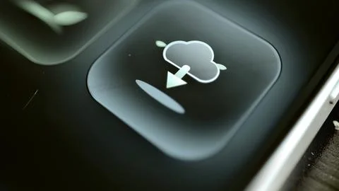Cloud with two leaves and a downward arrow appears 库存照片