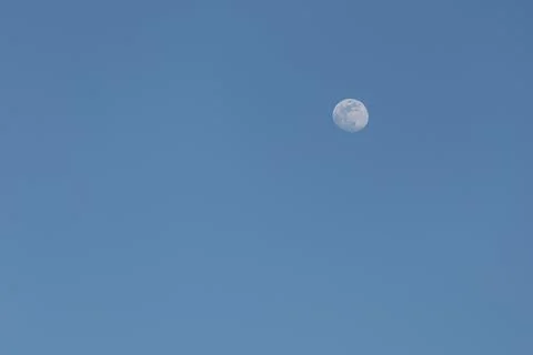 Cloudless blue sky and full moon Stock-Fotos