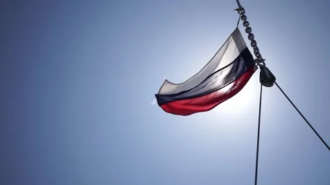 Cloudless sky, the flag of the Russian Federation is proudly fluttering on the Vídeos de archivo 159366779