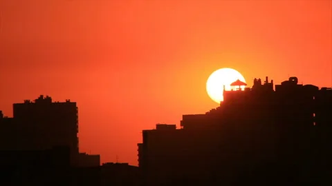 Cloudless sunset in town 스톡 동영상 148482839