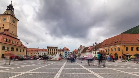 Clouds above public square Stockbeeldmateriaal 78961050