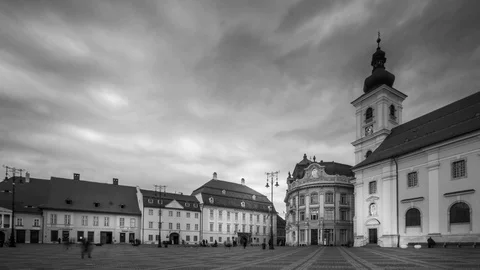 Clouds above public square Stockbeeldmateriaal 130129535